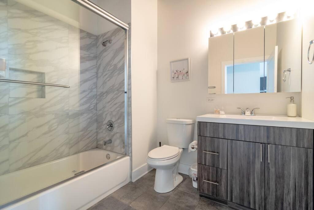 Spacious 2Br Vacation Rental With City View, Optional Parking And Gym Near Mccormick Place & Downtown Chicago Attractions Bagian luar foto