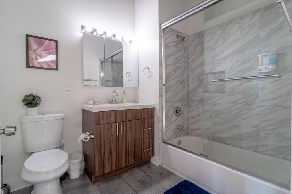 Spacious 2Br Vacation Rental With City View, Optional Parking And Gym Near Mccormick Place & Downtown Chicago Attractions Bagian luar foto